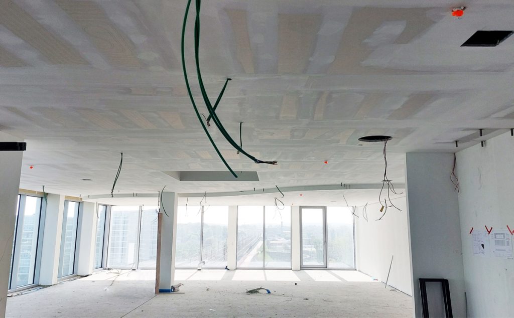 Je ziet eigenlijk niets van het systeem. Geen radiatoren, geen airco unit, enkel een strak plafond.