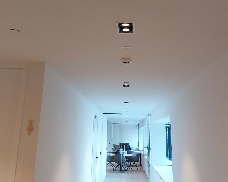 Een klimaatplafond met een gipslaat systeem ziet er super strak uit.