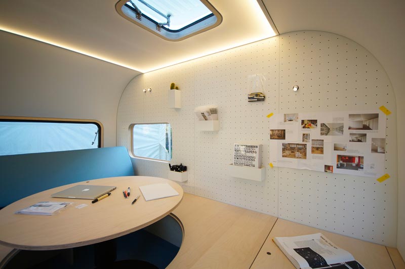 Ontwerpstudio FIVE AM heeft een kleine caravan ontworpen die ze #dojowheels noemen en die transformeert van een kantoor, naar een bank, naar een bed. | Fotografie: stør