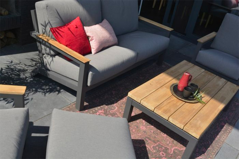 De luxe Capitol loungeset combineert een aluminium frame met takehout en comfortabele all weather kussens. De luxe Capitol loungeset combineert een aluminium frame met takehout en comfortabele all weather kussens.