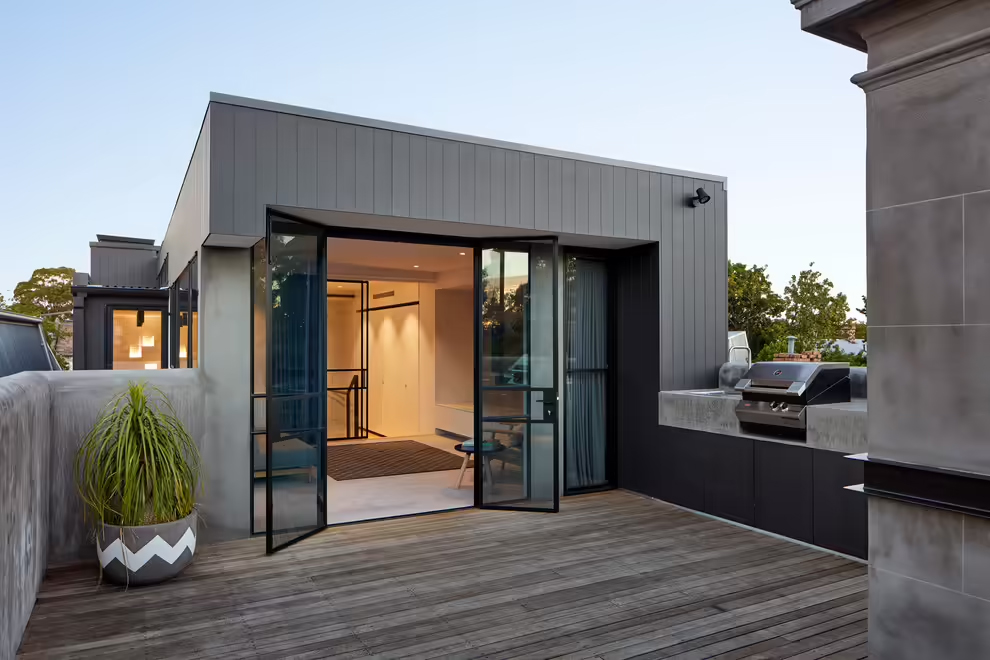 MMAD Architecture creeerde dit luxe dakterras met een op maat gemaakte buitenkeuken! | Fotografie: Jack Lovel