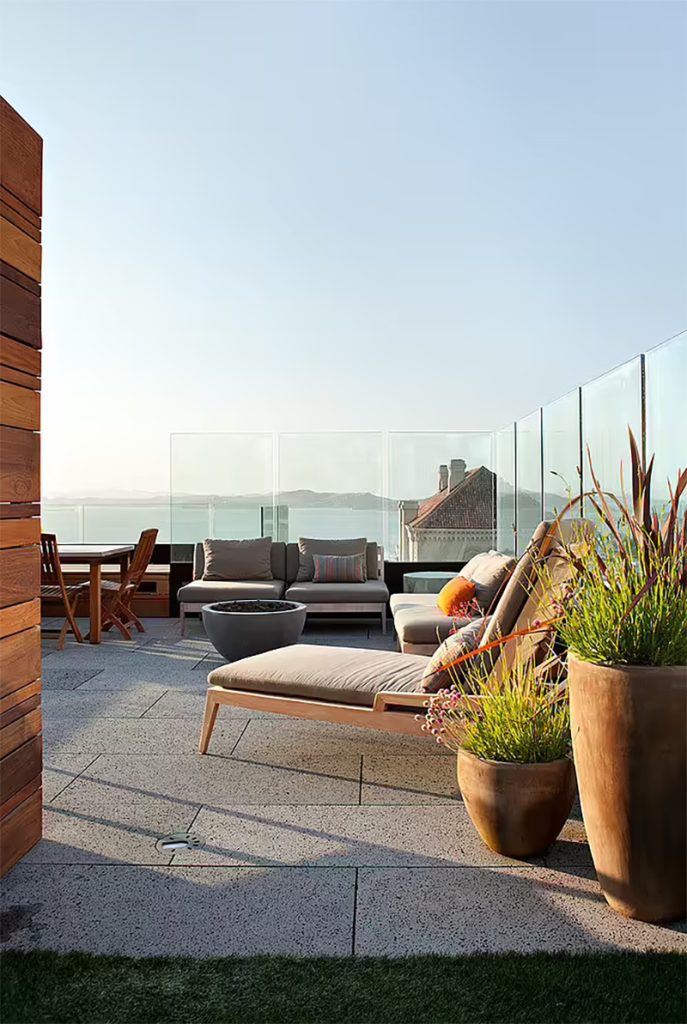 Dit luxe dakterras is ontworpen door Matarozzi Pelsinger Builders. De glazen schermen zorgen ervoor dat je comfortabel uit de wind kunt zitten.