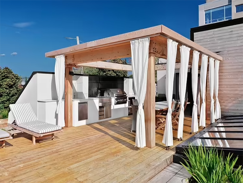 Martine Brisson creëerde een geweldige ontspanningszone op het luxe dakterras, met een grote houten pergola met gordijnen.