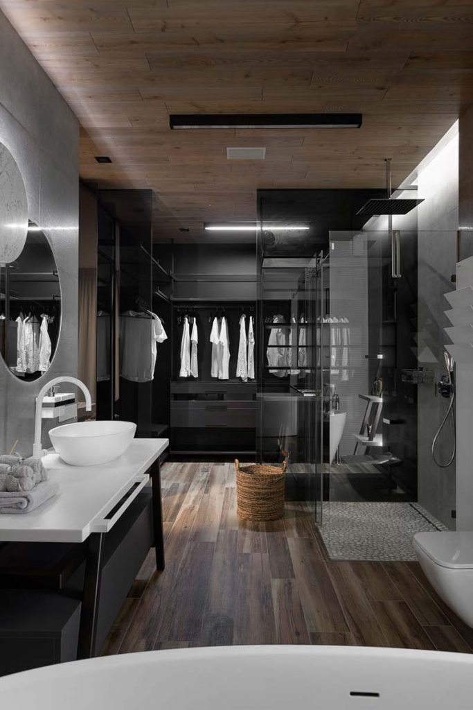 luxe inloopkast aan badkamer