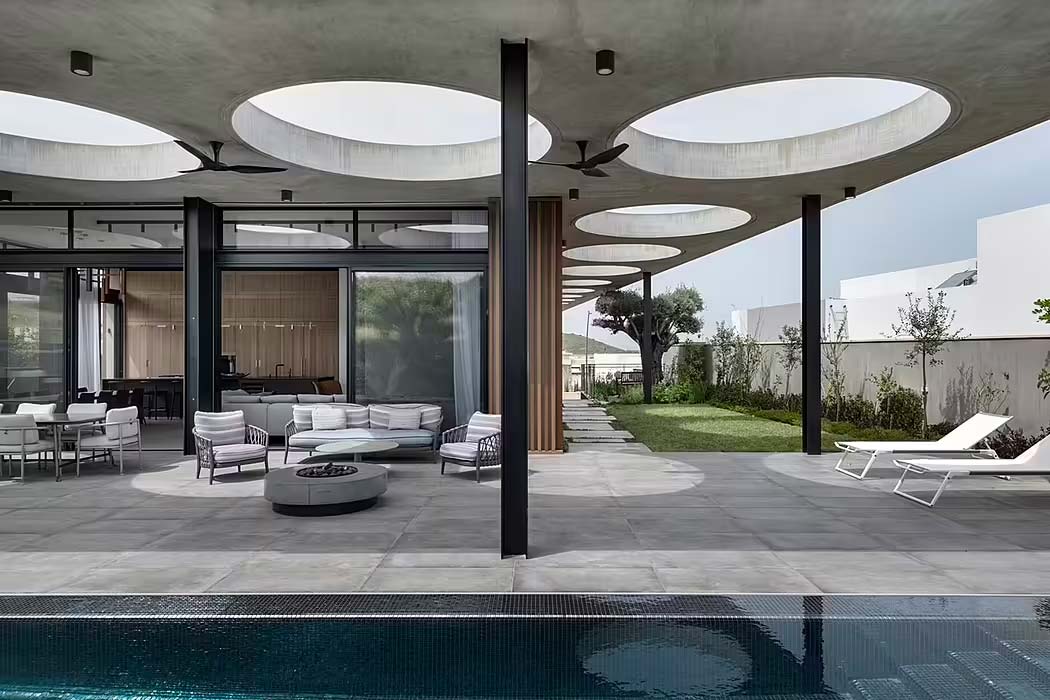 Een vaste overkapping vanuit het huis, geeft deze tuin het ultieme luxe gevoel, ontworpen door Dan and Hila Israelevitz van Israelevitz Architects.