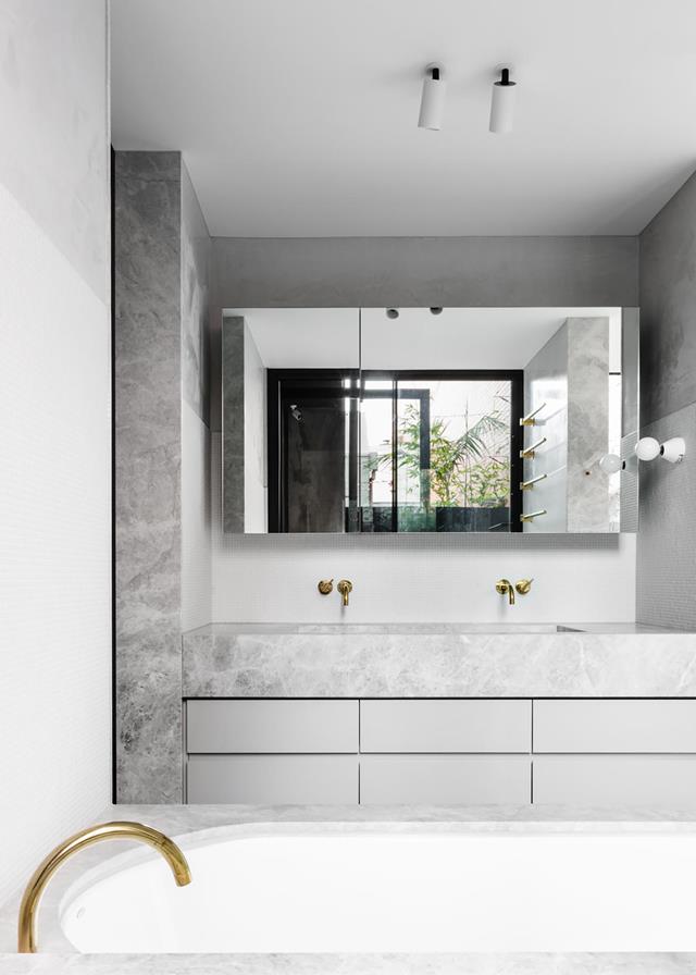 Ontwerper Fiona Lynch heeft deze prachtige luxe badkamer ontworpen met een marmeren wastafel op maat met dubbele inbouwkraan.