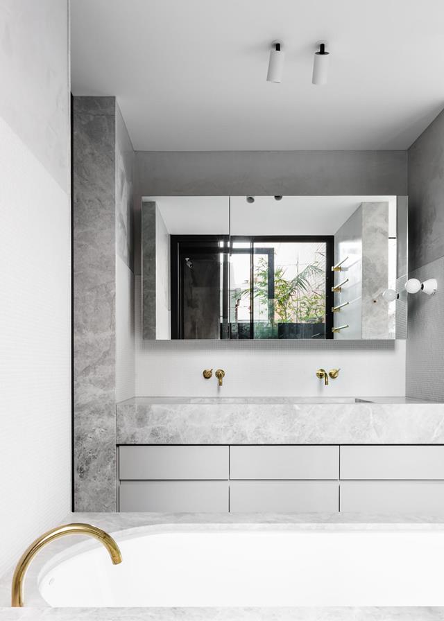 Ontwerper Fiona Lynch heeft deze prachtige luxe badkamer ontworpen met een marmeren wastafel op maat met dubbele inbouwkraan. Ontwerper Fiona Lynch heeft deze prachtige luxe badkamer ontworpen met een marmeren wastafel op maat met dubbele inbouwkraan.