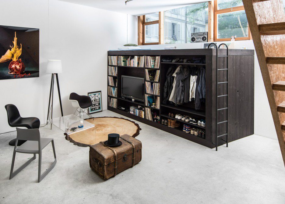 Deze multifunctionele kast, ontworpen door Till Könneker, combineert een TV meubel met boekenkast, kledingkast, schoenenkast en hoogslaper.