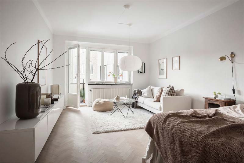 Leuke minimalistische kleine woonkamer met lichte kleuren.