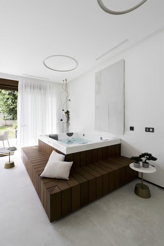 moderne badkamer vierkante whirlpool op platform