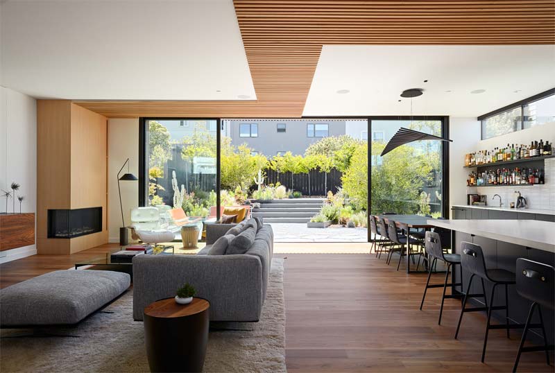 Klopf Architecture heeft dit moderne huis in San Francisco opnieuw ingericht om een leefruimte met een open concept te creëren die uitkijkt op de achtertuin. De grote glazen schuipui speelt daar natuurlijk een hele belangrijk rol in | Fotografie: Mariko Reed