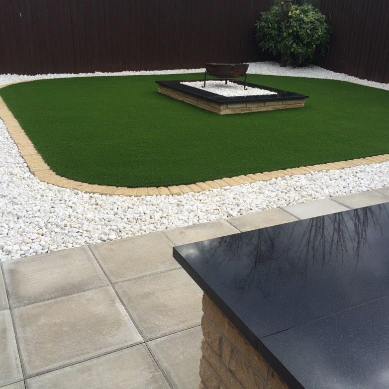 Moderne tuin met kunstgras, tegels en grind