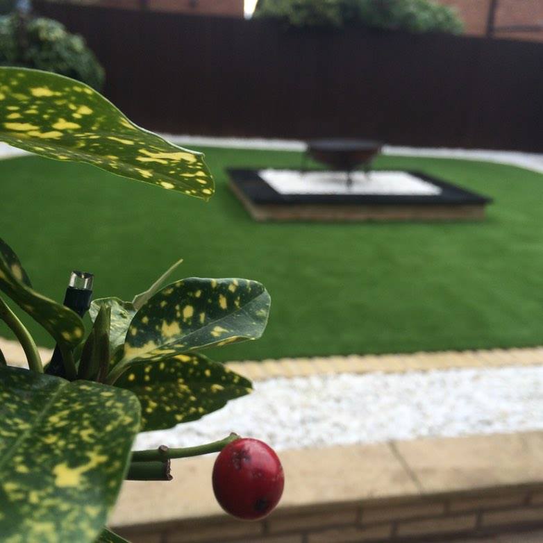 Moderne tuin met kunstgras, tegels en grind