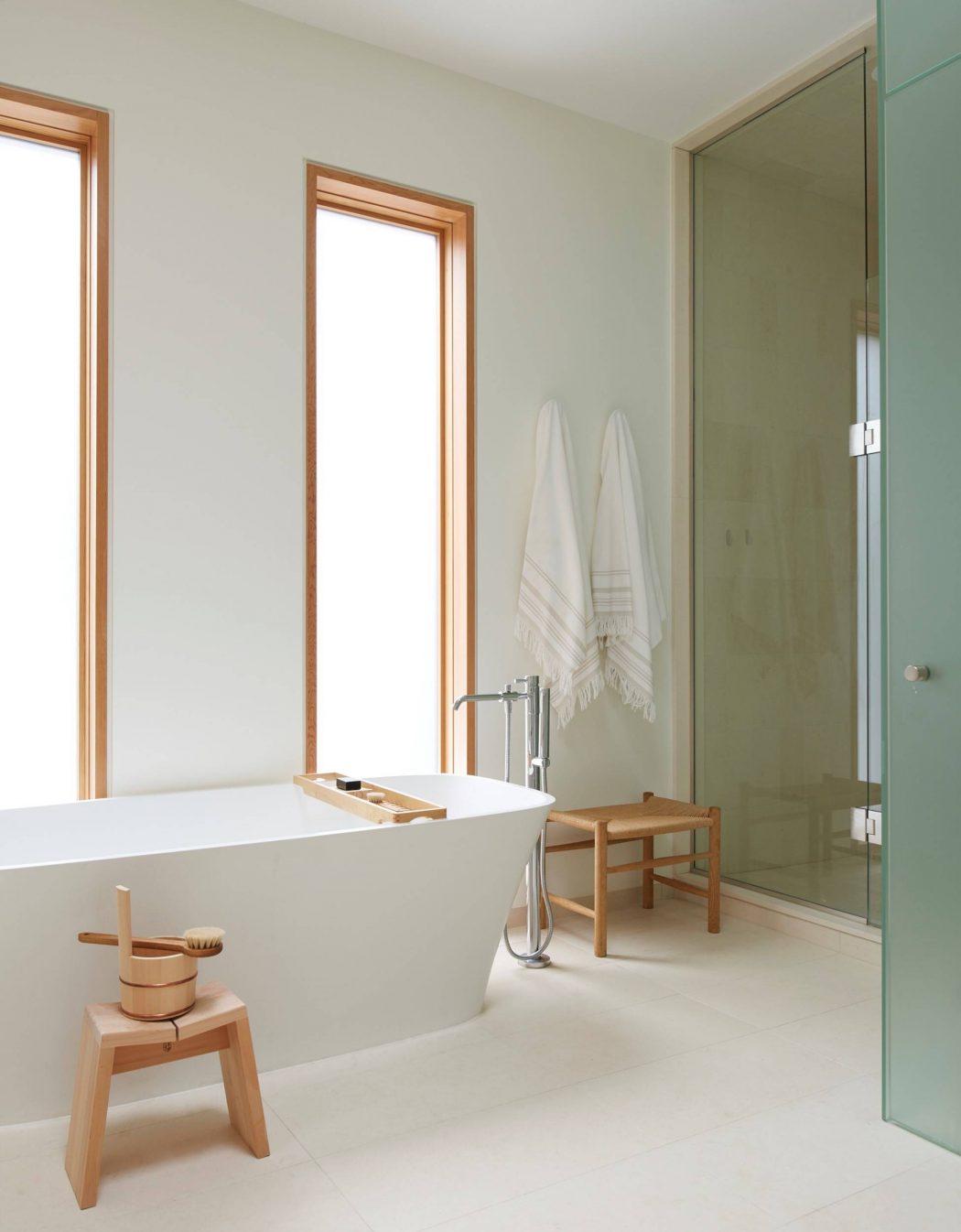 Mooie badkamer met hout en marmer Mooie badkamer met hout en marmer