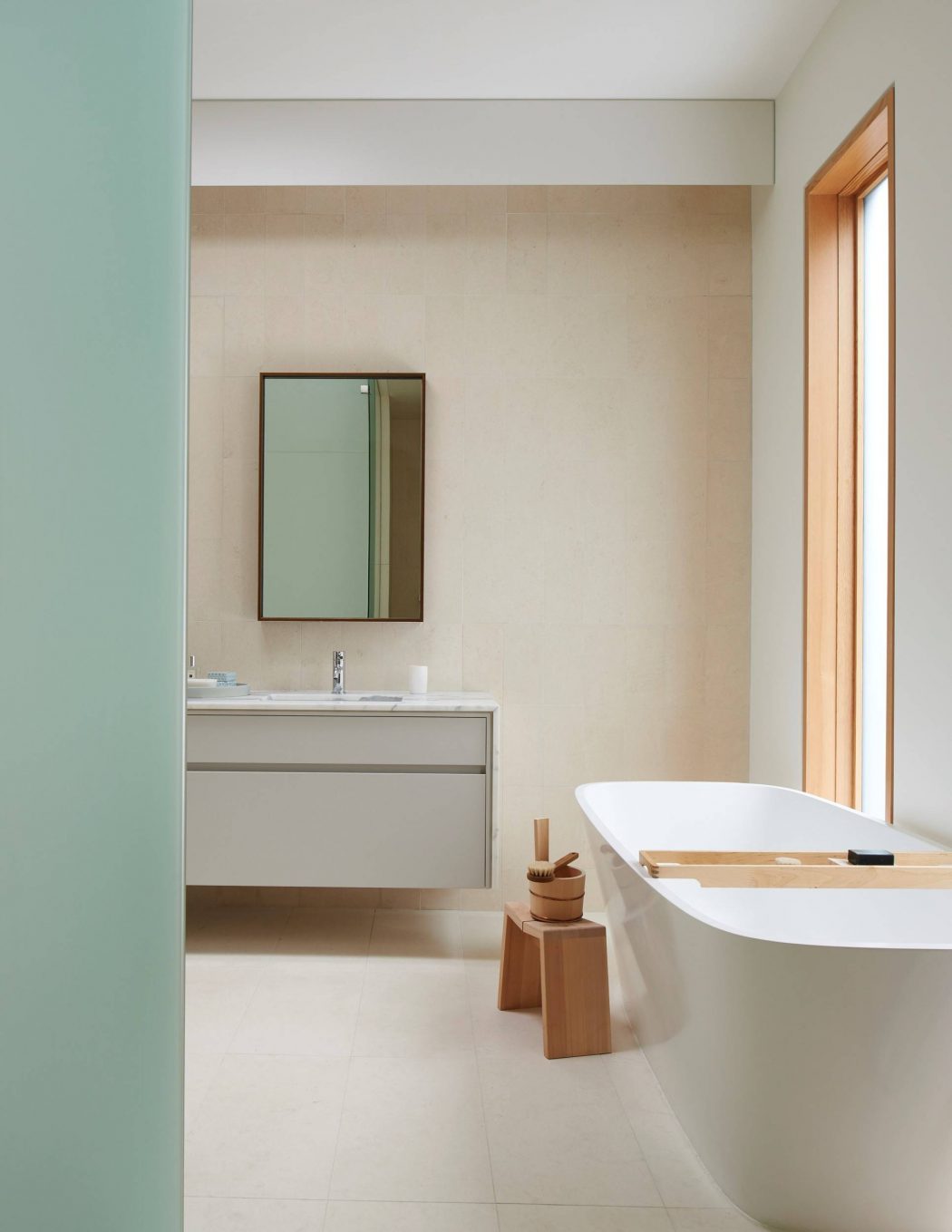 Mooie badkamer met hout en marmer Mooie badkamer met hout en marmer