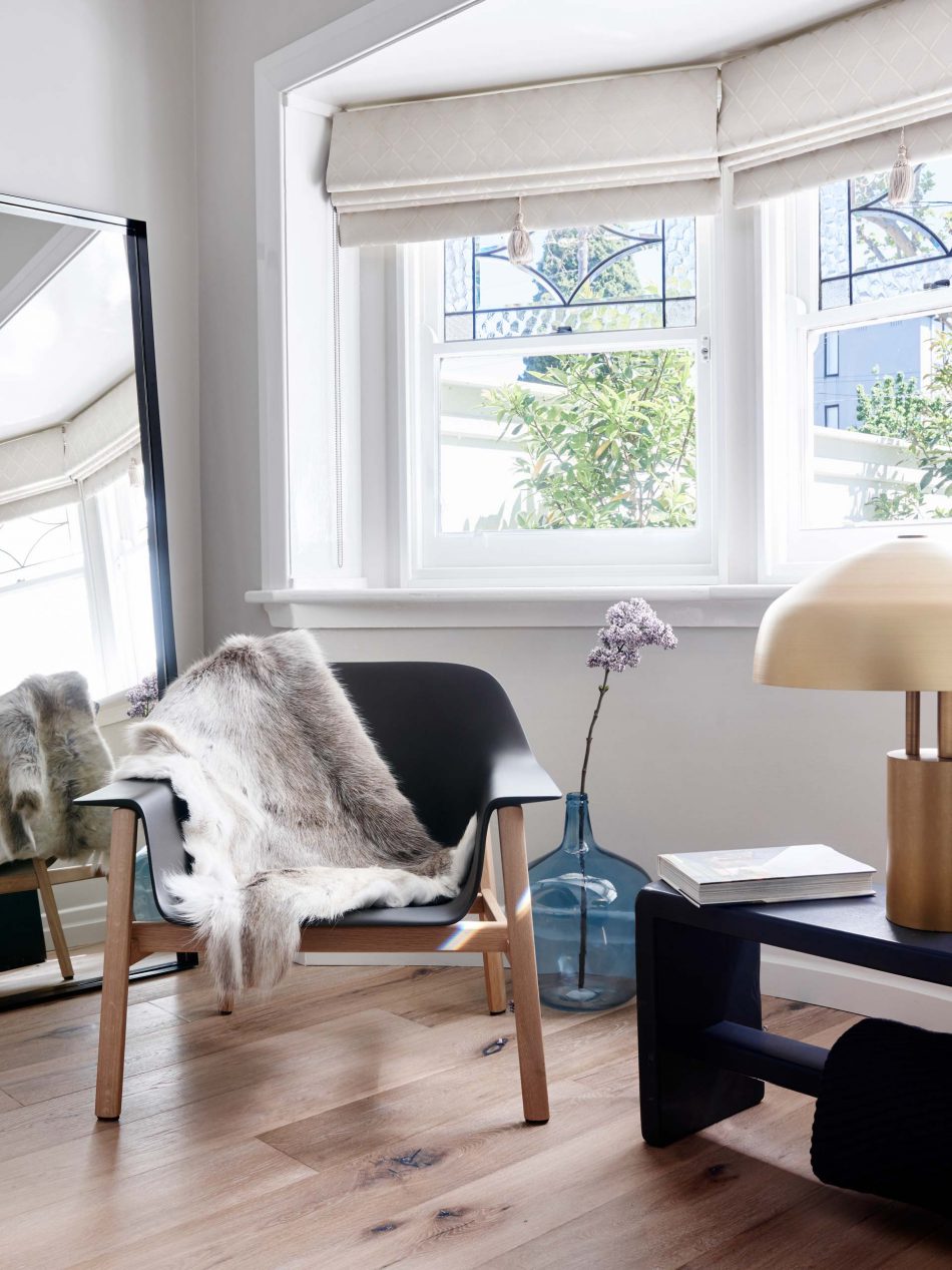 Mooie slaapkamer met erker zithoek en open inloopkast Mooie slaapkamer met erker zithoek en open inloopkast