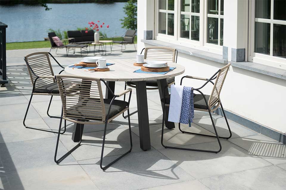 mooie-tuintafels-en-tuinstoelen