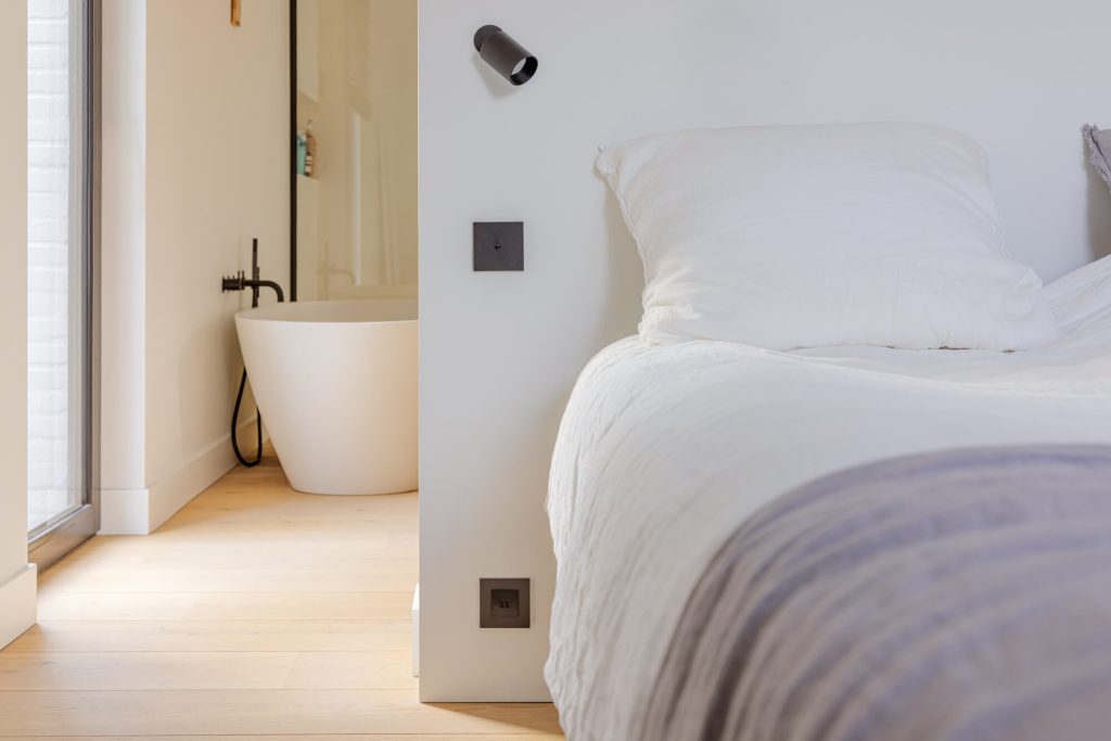 niko stopcontact slaapkamer zwart