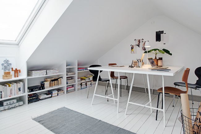 Open boekenkast schuine wand zolder Open boekenkast schuine wand zolder