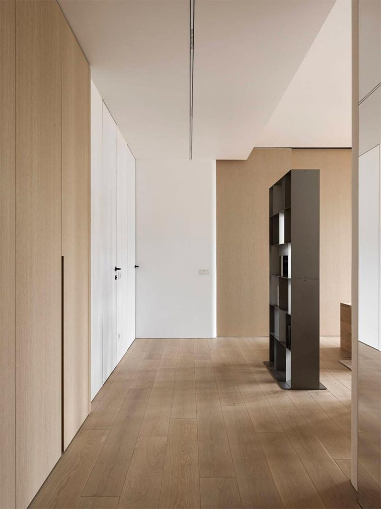 open gang woonkamer houten vloer kast