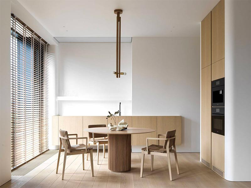 open keuken eethoek houten kasten eettafel