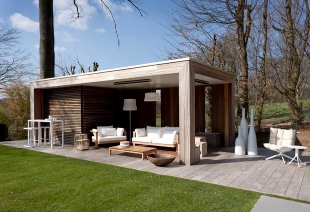 Overdekte loungeplek in de tuin Overdekte loungeplek in de tuin