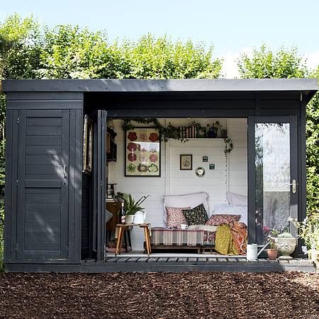 Overdekte loungeplek in de tuin Overdekte loungeplek in de tuin