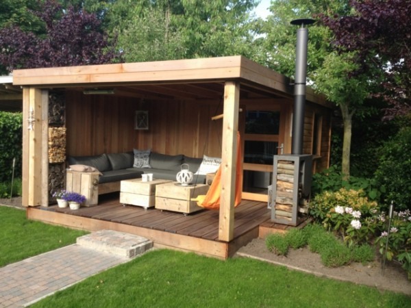 Overdekte loungeplek in de tuin Overdekte loungeplek in de tuin
