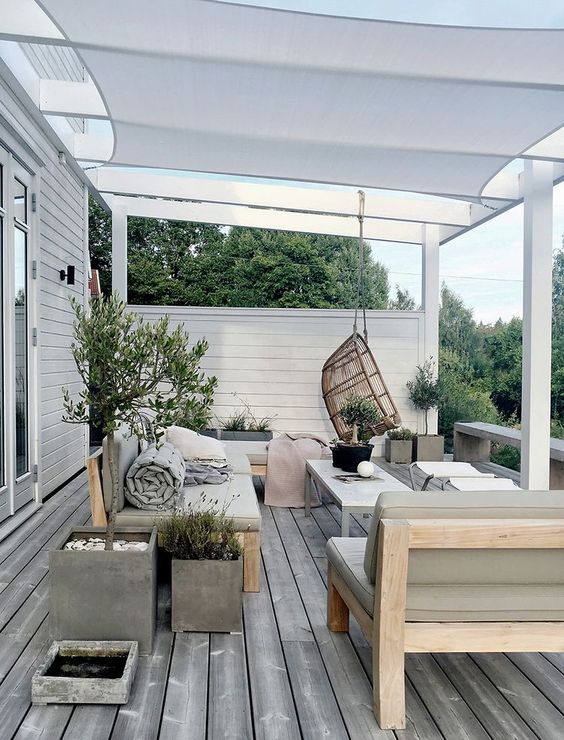 Overdekte loungeplek in de tuin Overdekte loungeplek in de tuin