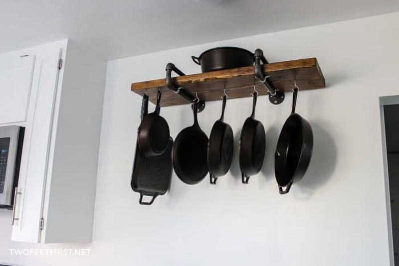 pannen opbergen wandplank met hangers pannen opbergen wandplank met hangers