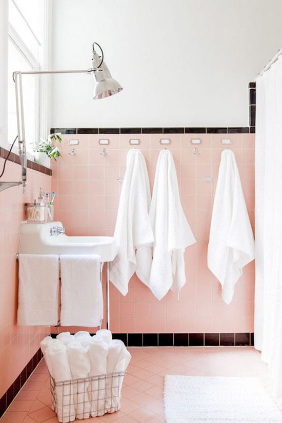 Roze badkamer tegels