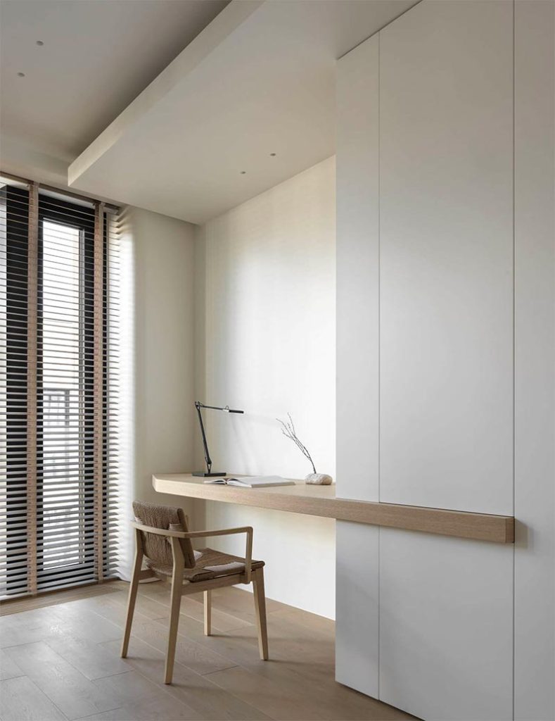 slaapkamer houten bureau op maat kledingkast