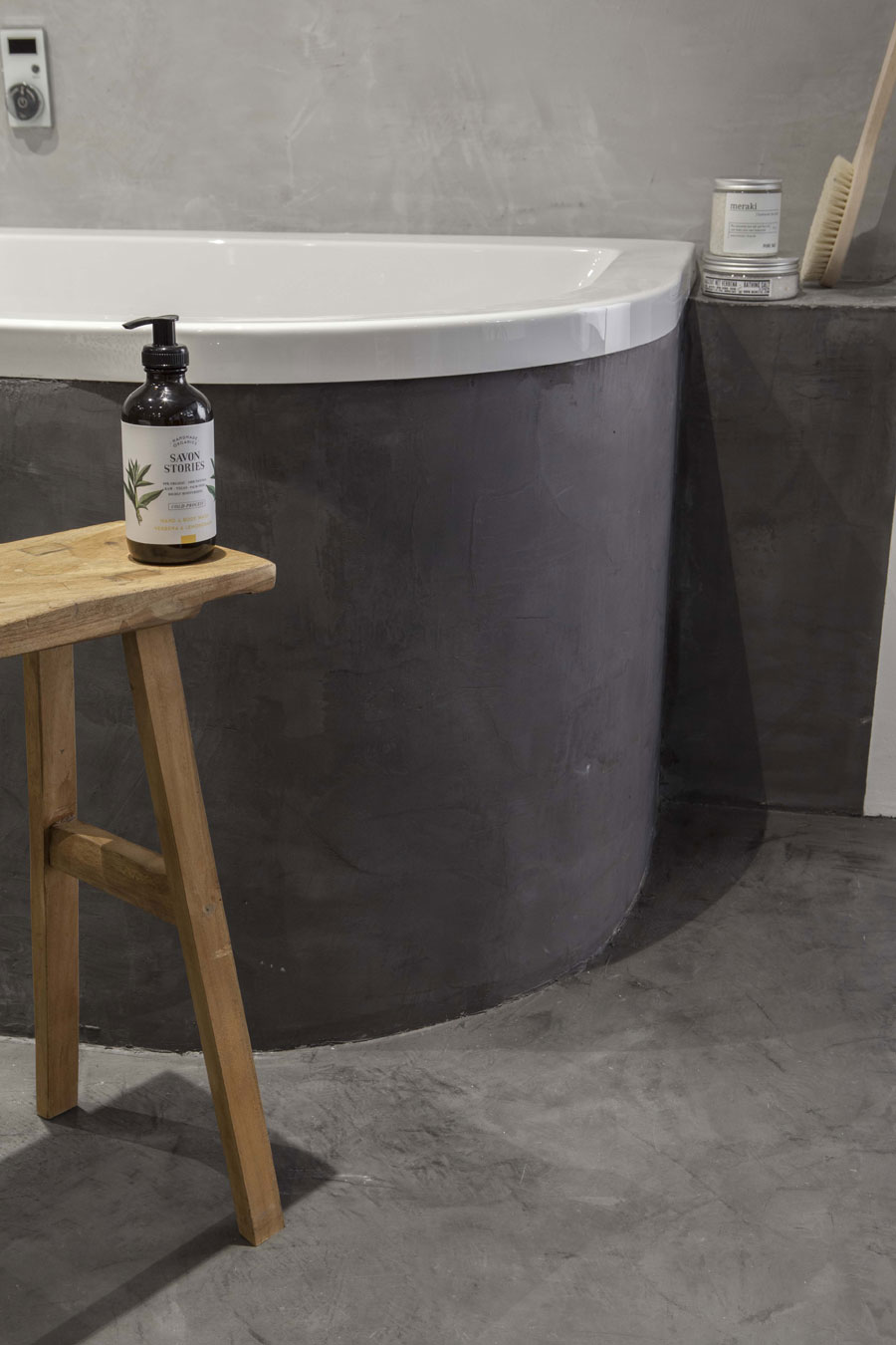 Stoere moderne betonstuc badkamer
