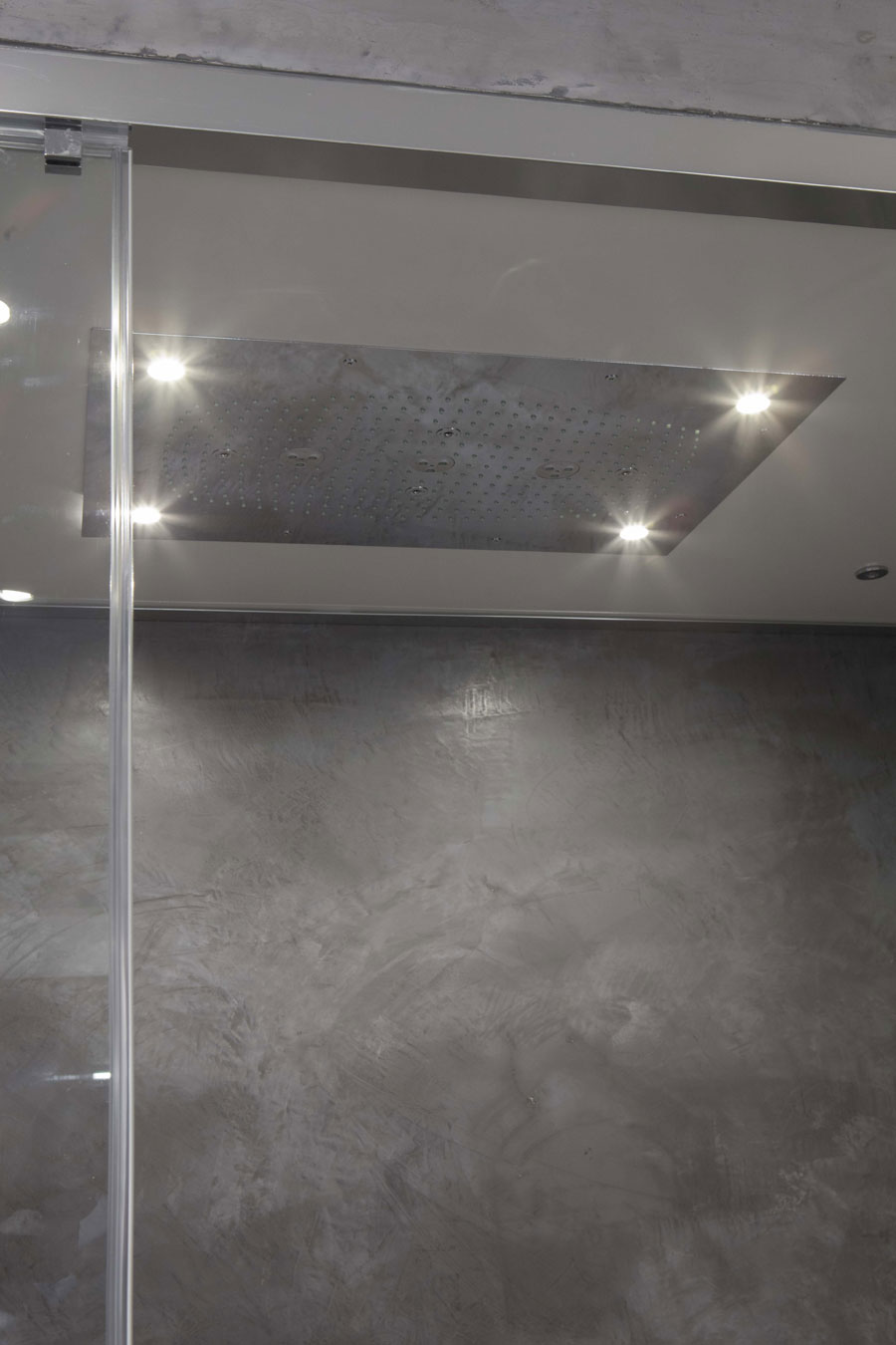 Stoere moderne betonstuc badkamer
