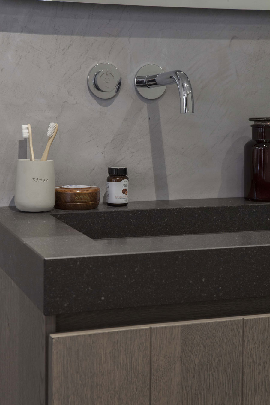Stoere moderne betonstuc badkamer