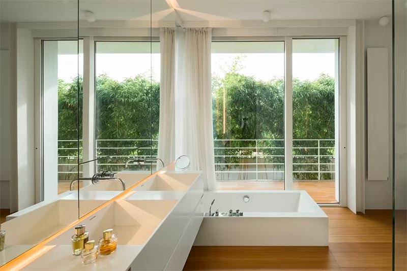 Strakke moderne badkamer met whirlpool