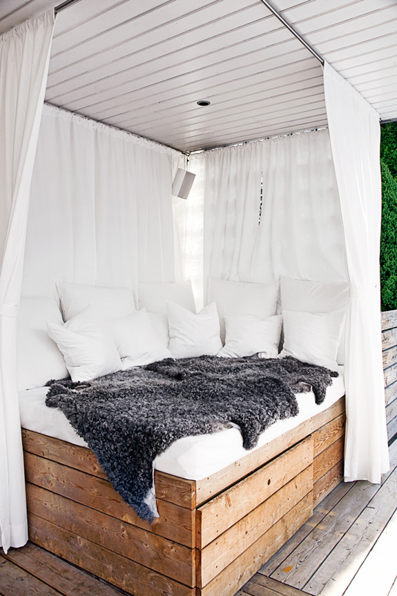 Bescherming tegen insecten, een comfortabel matras en beddengoed zijn essentieel, ook in de tuin!