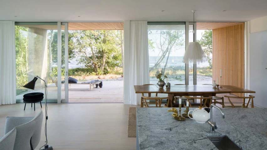 Johan Sundberg heeft een Zweeds huis ontworpen dat een bewust eenvoudige vorm heeft om de aandacht te vestigen op de achtergrond van de Oostzee. Mede dankzij de grote glazen schuifpui heb je een geweldig uitzicht | Fotografie: Markus Linderoth