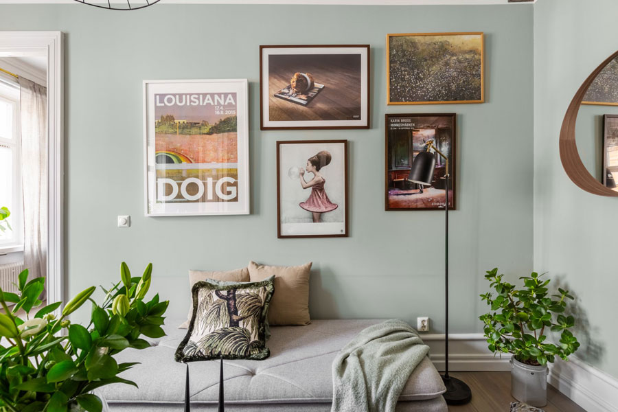 Woonkamer met olijfgroene muren in een klein appartement
