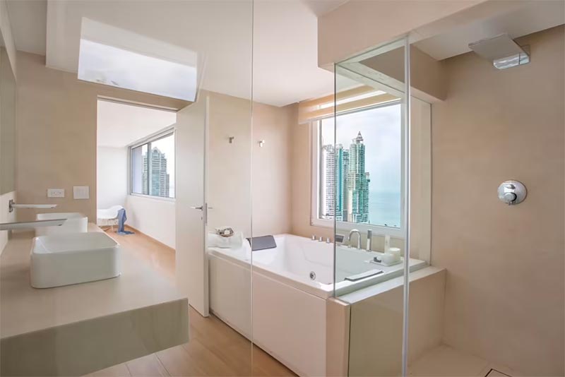 zachte minimalistiche badkamer met jacuzzi
