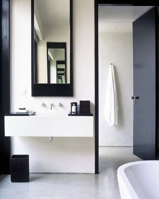Zwart wit minimalistische badkamer